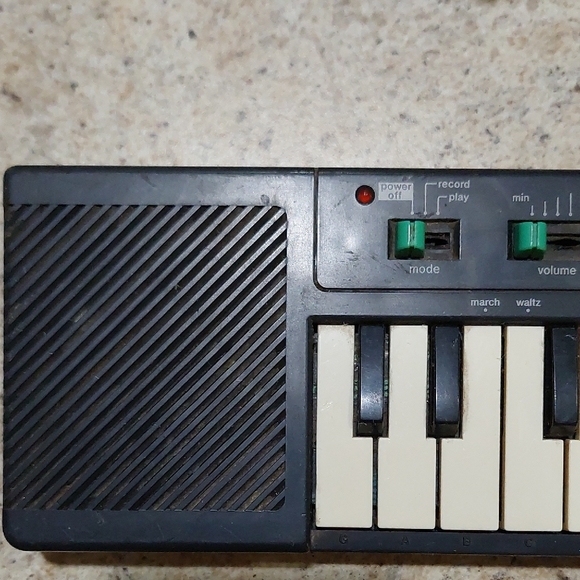 Casio PT-10 Keyboard with Black and White Keys - Picture 4 of 14